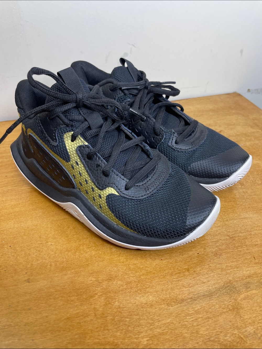 Under Armour Kids Black Sneakers with Gold Accent Detail. Size 4Y